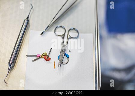 Zahnärztliche Instrumente zum Füllen und behandeln von Zähnen auf hellem Hintergrund Stockfoto