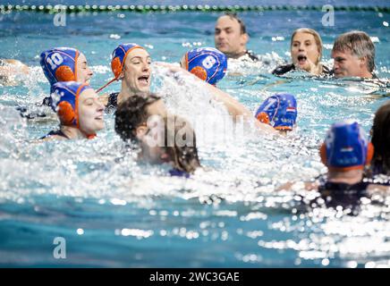 EINDHOVEN - das niederländische Wasserpolo-Team feiert den Sieg des Finales der Wasserpolo-Europameisterschaft zwischen den Niederlanden und Spanien im Schwimmstadion Pieter van den Hoogenband. ANP SEM VAN DER WAL Stockfoto