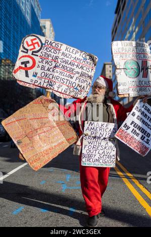 Washington, District of Columbia, USA. Januar 2024. Ein als Weihnachtsmann gekleideter Mann nimmt am Samstag, den 13. Januar 2024 in Washington, District of Columbia, an dem Marsch nach Gaza Teil. (Kreditbild: © Eric Kayne/ZUMA Press Wire) NUR REDAKTIONELLE VERWENDUNG! Nicht für kommerzielle ZWECKE! Stockfoto