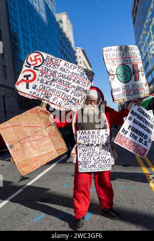 Washington, District of Columbia, USA. Januar 2024. Ein als Weihnachtsmann gekleideter Mann nimmt am Samstag, den 13. Januar 2024 in Washington, District of Columbia, an dem Marsch nach Gaza Teil. (Kreditbild: © Eric Kayne/ZUMA Press Wire) NUR REDAKTIONELLE VERWENDUNG! Nicht für kommerzielle ZWECKE! Stockfoto