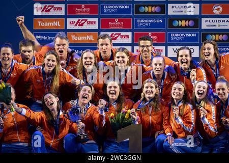 EINDHOVEN – Freude unter der niederländischen Wasserpolo-Mannschaft (Frauen) nach dem Sieg des Finales der Wasserpolo-Europameisterschaft Spaniens im Pieter van den Hoogenband Schwimmstadion. ANP-SCHLEIFMASCHINE KONING Stockfoto