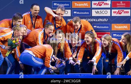 EINDHOVEN – Freude unter der niederländischen Wasserpolo-Mannschaft (Frauen) nach dem Sieg des Finales der Wasserpolo-Europameisterschaft Spaniens im Pieter van den Hoogenband Schwimmstadion. ANP-SCHLEIFMASCHINE KONING Stockfoto