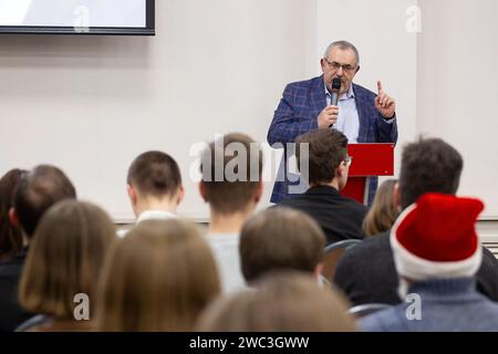 St. Petersburg, Russland. Januar 2024. Der russische Präsidentschaftskandidat der Bürgerinitiative Boris Nadezhdin spricht bei einem Treffen mit seinen Wählern in St. Petersburg. Boris Nadezhdin, ein Kandidat der Bürgerinitiative bei den Präsidentschaftswahlen 2024 gegen den derzeitigen Präsidenten Wladimir Putin, hielt ein Treffen mit seinen Anhängern in St. Petersburg, der über sein Präsidentenprogramm redet und Fragen beantwortet. Quelle: SOPA Images Limited/Alamy Live News Stockfoto