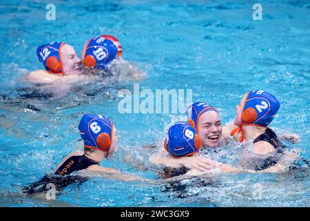 EINDHOVEN – Freude unter der niederländischen Wasserpolo-Mannschaft (Frauen) nach dem Sieg des Finales der Wasserpolo-Europameisterschaft Spaniens im Pieter van den Hoogenband Schwimmstadion. ANP-SCHLEIFMASCHINE KONING Stockfoto