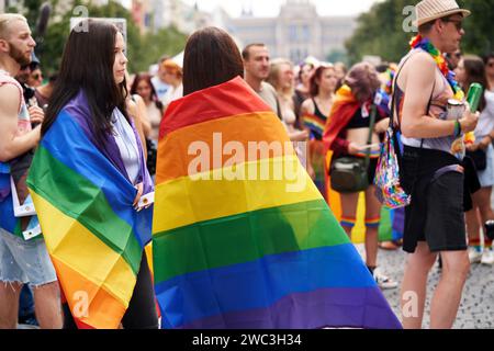 PRAG, TSCHECHISCHE REPUBLIK - 13. AUGUST 2022: LGBT-Menschen mit bunten Regenbogenfahnen auf dem Wenzelsplatz während Schwulenstolz Stockfoto