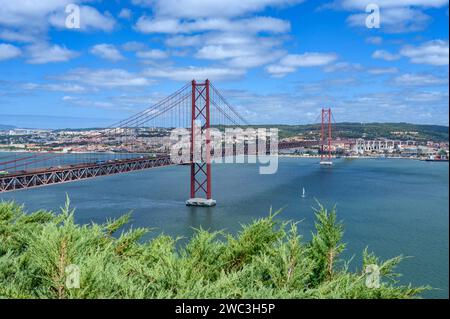 Die Brücke 25 de Abril (Ponte 25 de Abril (25. April-Brücke) verbindet die Stadt Lissabon mit der Stadt Almada über den Tejo. Stockfoto