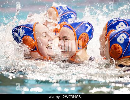 EINDHOVEN - das niederländische Wasserpolo-Team feiert den Sieg des Finales der Wasserpolo-Europameisterschaft zwischen den Niederlanden und Spanien im Schwimmstadion Pieter van den Hoogenband. ANP SEM VAN DER WAL Stockfoto