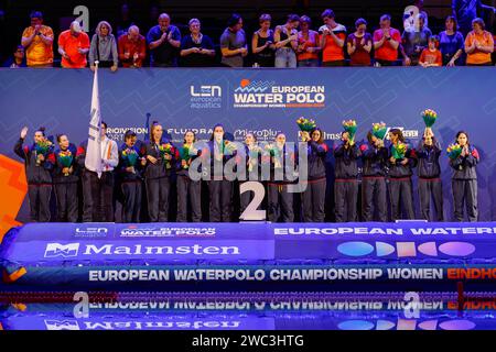 EINDHOVEN, NIEDERLANDE - 13. JANUAR: Siegerin der Silbermedaille des spanischen Teams, Laura Ester Ramos aus Spanien, Isabel Piralkova Coello aus Spanien, Anna Espar Llaquet aus Spanien, Beatriz Ortiz Munoz aus Spanien, Nona Perez Vivas aus Spanien, Paula Crespi Barriga aus Spanien, Elena Ruiz Barril aus Spanien, Maria Del Pilar Pena Carrasco, Spanien, Judith Forca Ariza, Spanien Paula Camus Amoros, Spanien, Maica Garcia Godoy, Spanien, Paula Leiton Arrones, Spanien, Martina Terre Martina aus Spanien trat in Spanien während der Niederlande an der Wasserpolo-Europameisterschaft 2024 in Pieter van den Hoogeband an Stockfoto