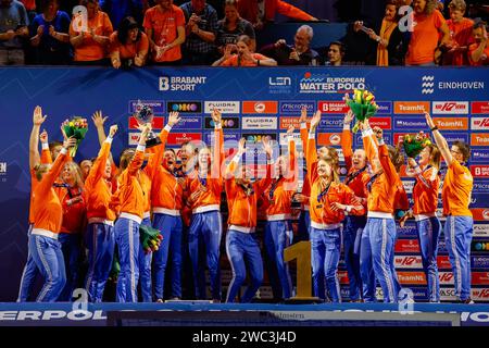 EINDHOVEN, NIEDERLANDE - 13. JANUAR: Team der Niederlande, Laura Aarts aus den Niederlanden, Iris Wolves aus den Niederlanden, Brigitte Sleeking aus den Niederlanden, Sabrina van der Sloot aus den Niederlanden, Maartje Keuning aus den Niederlanden, Simone van de Kraats aus den Niederlanden Rogge Bente aus den Niederlanden, Vivian Sevenich aus den Niederlanden, Kitty Lynn Joustra aus den Niederlanden, Lieke Rogge aus den Niederlanden, Lola Moolhuijzen aus den Niederlanden, Nina ten Broek aus den Niederlanden, Britt van den Dobbelsteen aus den Niederlanden Sieger der Goldmedaille während der Medaillenzeremonie nach com Stockfoto