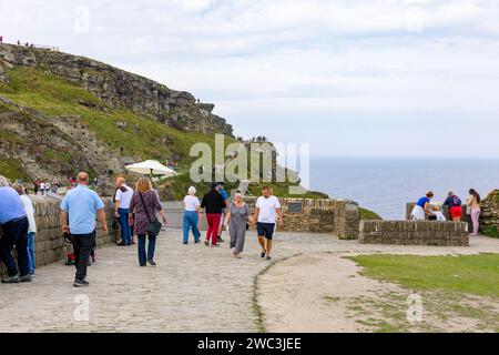 Tintagel Castle Ruinen von King Arthur, nördliche Küste von cornwall und Besucher sehen die Ruinen, England, Großbritannien, 2023 Stockfoto