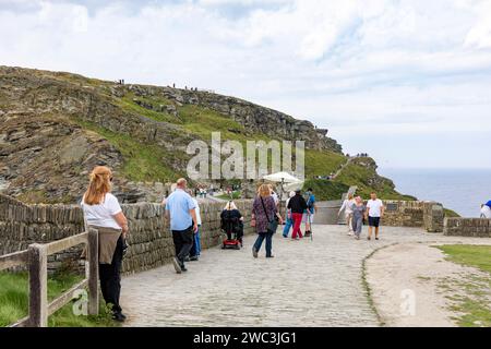 Tintagel Castle Ruinen von King Arthur, nördliche Küste von cornwall und Besucher sehen die Ruinen, England, Großbritannien, 2023 Stockfoto