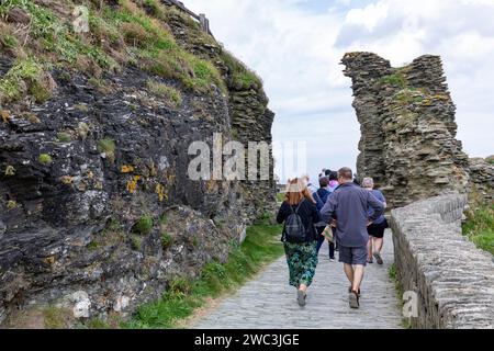 Tintagel Castle Ruinen von King Arthur, nördliche Küste von cornwall und Besucher sehen die Ruinen, England, Großbritannien, 2023 Stockfoto