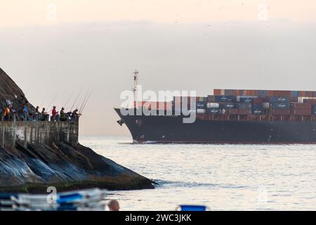 Frachtschiff in Rio de Janeiro, Brasilien - 1. April 2023 Ansicht eines Frachtschiffes, das am Copacabana-Strand in Rio de Janeiro vorbeifährt Stockfoto