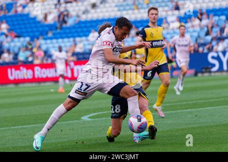 Sydney, Australien. Januar 2024. Jacob Farrell von den Central Coast Mariners tritt am 13. Januar 2024 in Sydney, Australien, beim A-League Men Rd27 Spiel zwischen den Central Coast Mariners und Melbourne Victory um den Ball an Stockfoto