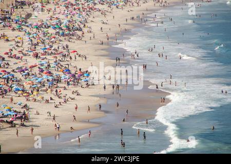 Copacabana Beach in Rio de Janeiro, Brasilien - 23. August 2023: Blick auf den Copacabana Strand in Rio de Janeiro. Stockfoto