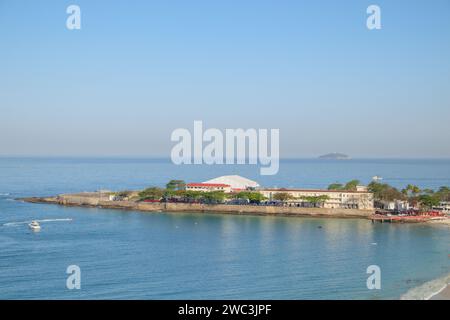 Copacabana Beach in Rio de Janeiro, Brasilien - 23. August 2023: Blick auf den Copacabana Strand in Rio de Janeiro. Stockfoto