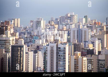Stadt Vila Velha in Espirito Santo, Brasilien - 23. September 2023: Luftaufnahme der Stadt Vilha Velha in Espirito Santo. Stockfoto