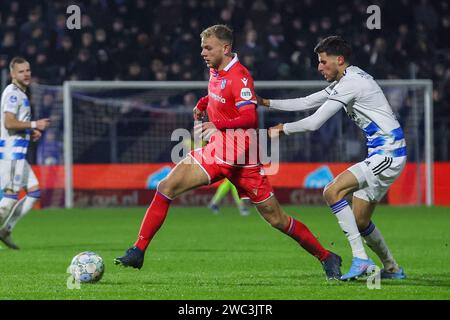 Zwolle, Niederlande. Januar 2024. ZWOLLE, NIEDERLANDE - 13. JANUAR: Luuk Brouwers vom SC Heerenveen, Anouar El Azzouzi von PEC Zwolle während des niederländischen Eredivisie-Spiels zwischen PEC Zwolle und SC Heerenveen im MAC3 Park Stadium am 13. Januar 2024 in Zwolle, Niederlande. (Foto: Ben Gal/Orange Pictures) Credit: dpa/Alamy Live News Stockfoto