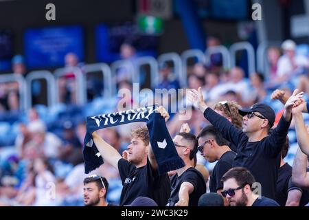 Sydney, Australien. Januar 2024. Melbourne Victory Fans zeigten ihre Unterstützung beim A-League Men Rd27 Spiel zwischen den Central Coast Mariners und Melbourne Victory am 13. Januar 2024 im Allianz Stadium in Sydney, Australien Credit: IOIO IMAGES/Alamy Live News Stockfoto