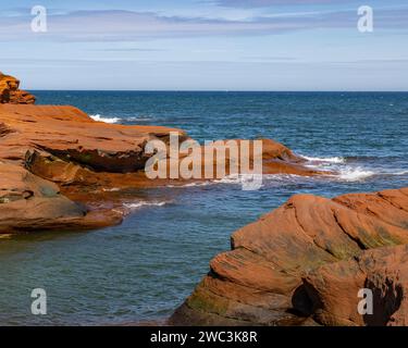 Rote Sandsteinklippen und Meer, Magdalen-Inseln, Quebec, Kanada Stockfoto