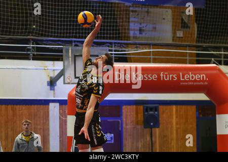 Dachau, Deutschland. Januar 2024. Marcin Ernastowicz (SWD powervolleys Dueren, #09) beim Aufschlag, ASV Dachau vs. SWD Powervolleys Dueren, Volleyball, Volleyball 1. Bundesliga, 14. Spieltag, Saison 23/24, 13.01.2024, Foto: Eibner-Pressefoto/Jenni Maul Credit: dpa/Alamy Live News Stockfoto