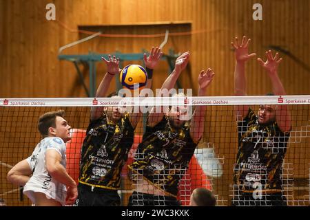 Dachau, Deutschland. Januar 2024. Spieler am Netz, ASV Dachau vs. SWD Powervolleys Dueren, Volleyball, Volleyball 1. Bundesliga, 14. Spieltag, Saison 23/24, 13.01.2024, Foto: Eibner-Pressefoto/Jenni Maul Credit: dpa/Alamy Live News Stockfoto