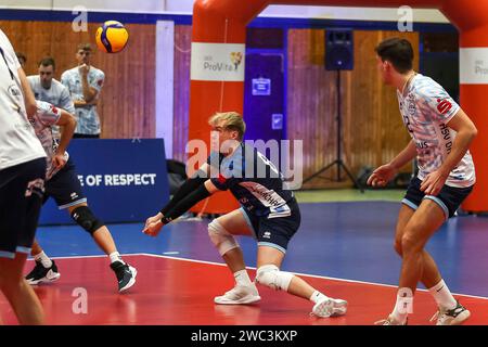 Dachau, Deutschland. Januar 2024. ASV Spieler nimmt Ball an, ASV Dachau vs. SWD Powervolleys Dueren, Volleyball, Volleyball 1. Bundesliga, 14. Spieltag, Saison 23/24, 13.01.2024, Foto: Eibner-Pressefoto/Jenni Maul Credit: dpa/Alamy Live News Stockfoto