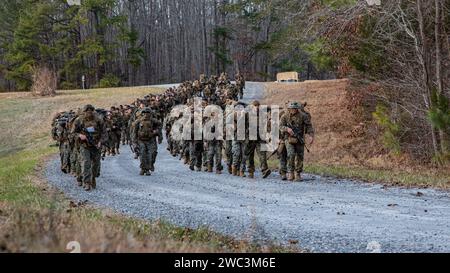 U.S. Marines mit Charlie Company, Battalion Landing Team 1/8, 24th Marine Expeditionary Unit (MEU), führen eine Wanderung vor den Operationen der Patrouillenbasis im Rahmen von Realistic Urban Training (RUT), 10. Januar 2024 durch. Die RUT bietet der 24. MEU die Möglichkeit, in ungewohnten Umgebungen zu arbeiten, die Einheiten der Marine Air Ground Task Force zu integrieren und darauf hinzuarbeiten, dass sie als Sonderbetrieb zertifiziert werden können. (Foto des U.S. Marine Corps von CPL. Noah Seal) Stockfoto