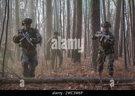 Die US-Marines nähern sich mit Charlie Company, Battalion Landing Team 1/8, 24th Marine Expeditionary Unit (MEU), dem Ort einer simulierten Schlacht während der Patrouillenbasis-Operationen im Rahmen des Realistic Urban Training (RUT) auf Fort Barfoot, Virginia, am 12. Januar 2024. Die RUT bietet der 24. MEU die Möglichkeit, in ungewohnten Umgebungen zu arbeiten, die Einheiten der Marine Air Ground Task Force zu integrieren und darauf hinzuarbeiten, dass sie als Sonderbetrieb zertifiziert werden können. (Foto des U.S. Marine Corps von CPL. Noah Seal) Stockfoto