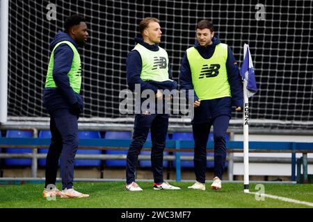 Mike Fondop vom Oldham Athletic Association Football Club, Tom Conlon vom Oldham Athletic Association Football Club und Nathan Sheron vom Oldham Athletic Association Football Club während des Isuzu FA Trophy Matches zwischen Oldham Athletic und Hendon im Boundary Park, Oldham am Samstag, den 13. Januar 2024. (Foto: Thomas Edwards | MI News) Credit: MI News & Sport /Alamy Live News Stockfoto