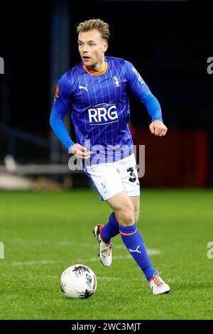 Tom Conlon vom Oldham Athletic Association Football Club während des Isuzu FA Trophy Matches zwischen Oldham Athletic und Hendon im Boundary Park, Oldham am Samstag, den 13. Januar 2024. (Foto: Thomas Edwards | MI News) Credit: MI News & Sport /Alamy Live News Stockfoto