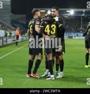 Darmstadt, Deutschland. Januar 2024. 13.01.2024, xdcx, Fussball Bundesliga, SV Darmstadt 98 - Borussia Dortmund, emonline, emspor, despor, v.l., Torjubel zum 0:1 durch Julian Brandt (Borussia Dortmund), Goal Celebration, feiern das Ziel DFL/DFB-VORSCHRIFTEN VERBIETEN JEDE VERWENDUNG VON FOTOGRAFIEN ALS BILDSEQUENZEN UND/ODER QUASI-VIDEO. Quelle: dpa/Alamy Live News Stockfoto