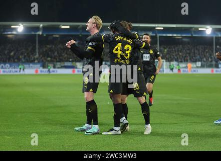 Darmstadt, Deutschland. Januar 2024. 13.01.2024, xdcx, Fussball Bundesliga, SV Darmstadt 98 - Borussia Dortmund, emonline, emspor, despor, v.l., Torjubel zum 0:1 durch Julian Brandt (Borussia Dortmund), Goal Celebration, feiern das Ziel DFL/DFB-VORSCHRIFTEN VERBIETEN JEDE VERWENDUNG VON FOTOGRAFIEN ALS BILDSEQUENZEN UND/ODER QUASI-VIDEO. Quelle: dpa/Alamy Live News Stockfoto