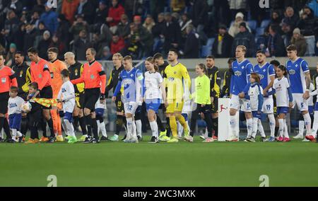 Darmstadt, Deutschland. Januar 2024. 13.01.2024, xdcx, Fussball Bundesliga, SV Darmstadt 98 - Borussia Dortmund, emonline, emspor, despor, v.l., EINLAUF DER MANNSCHAFTEN DFL/DFB-VORSCHRIFTEN VERBIETEN DIE VERWENDUNG VON FOTOGRAFIEN ALS BILDSEQUENZEN UND/ODER QUASI-VIDEO. Quelle: dpa/Alamy Live News Stockfoto