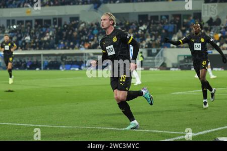 Darmstadt, Deutschland. Januar 2024. 13.01.2024, xdcx, Fussball Bundesliga, SV Darmstadt 98 - Borussia Dortmund, emonline, emspor, despor, v.l., Torjubel zum 0:1 durch Julian Brandt (Borussia Dortmund), Goal Celebration, feiern das Ziel DFL/DFB-VORSCHRIFTEN VERBIETEN JEDE VERWENDUNG VON FOTOGRAFIEN ALS BILDSEQUENZEN UND/ODER QUASI-VIDEO. Quelle: dpa/Alamy Live News Stockfoto