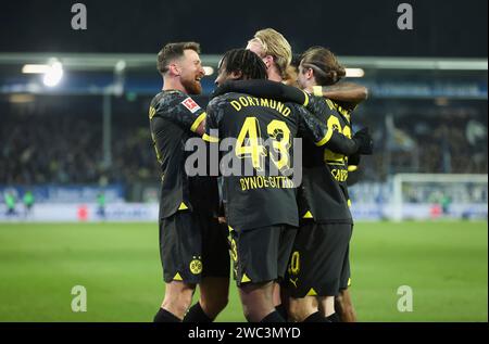 Darmstadt, Deutschland. Januar 2024. 13.01.2024, xdcx, Fussball Bundesliga, SV Darmstadt 98 - Borussia Dortmund, emonline, emspor, despor, v.l., Torjubel zum 0:1 durch Julian Brandt (Borussia Dortmund), Goal Celebration, feiern das Ziel DFL/DFB-VORSCHRIFTEN VERBIETEN JEDE VERWENDUNG VON FOTOGRAFIEN ALS BILDSEQUENZEN UND/ODER QUASI-VIDEO. Quelle: dpa/Alamy Live News Stockfoto