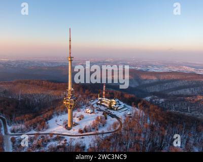 Luftaufnahme auf dem Fernsehturm in Novi Sad Serbien, der 1999 von der NATO bombardiert wurde. Hochwertige Fotos Stockfoto