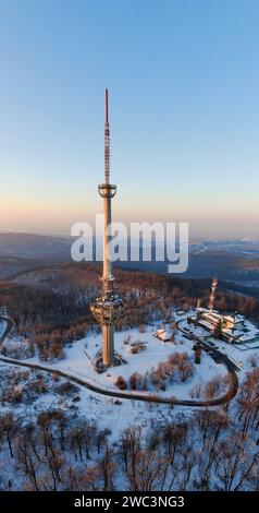 Luftaufnahme auf dem Fernsehturm in Novi Sad Serbien, der 1999 von der NATO bombardiert wurde. Hochwertige Fotos Stockfoto