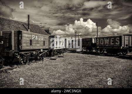 Eine Auswahl alter Kohlewaggons mit Holzkarosserie, abgebildet bei der Bowes Railway, Tyne & Wear, Nordostengland Stockfoto