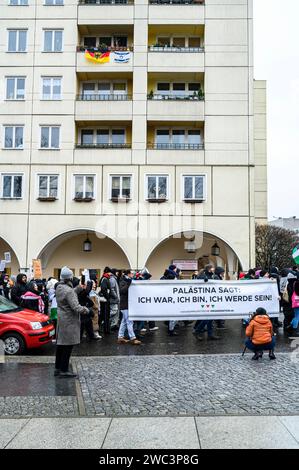 Pro-Palästinensische Demo in Berlin ca. 1000 Menschen nahmen am 13.01.2024 an einer Pro-Palästinensischen Demo Teil. Unter dem Motto Solidarität mit Palästina liefen die Teilnehmer vom Neptunbrunnen zum Potsdamer Platz. Neben Freiheit für Palästina, Freiheit für Gaza, waren auch immer wieder rufe wie Deutschland finanziert, Israel bombardiert und Stoppt den Völkermord zu hören. Insgesamt war die Stimmung sehr Pressefeindlich und oft waren Parolen wie Lasst euch nicht betrügen, deutsche Medien lügen zu hören. Hier im Bild läuft die Demo an einem Haus vorbei, wo von einem Balkon eine Deutschland Stockfoto