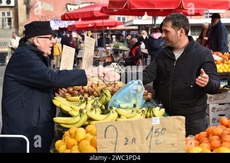 Zagreb, Kroatien : 01,05,2024 : Gemüsemarkt Dolac im Zentrum von Zagreb, der Hauptstadt Kroatiens. Stockfoto