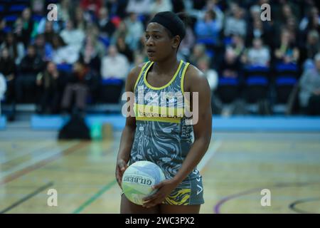 Huddersfield, Großbritannien. Januar 2024. Huddersfield University, Huddersfield, West Yorkshire, 13. Januar 2024. Netball Super League Preseason Friendly Leeds Rhinos gegen Leeds Select Joyce Mvula of Leeds Rhinos Credit: Touchlinepics/Alamy Live News Stockfoto