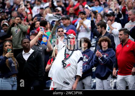 Houston, Texas, USA. Januar 2024. Die Fans der Houston Texans jubeln vor dem Spiel der AFC Wild Card Playoff zwischen den Houston Texans und den Cleveland Browns im NRG Stadium in Houston, Texas am 13. Januar 2024. (Kreditbild: © Erik Williams/ZUMA Press Wire) NUR REDAKTIONELLE VERWENDUNG! Nicht für kommerzielle ZWECKE! Stockfoto