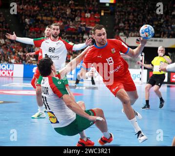 Von links Salvador Salvador Portugal, Tomas BABAK CZ, He-Handball-Europameisterschaft 2024, Gr F, Tschechien gegen Portugal, München, Olympiahalle, 13..01.24, *** von links Salvador SALVADOR Portugal , Tomas BABAK CZ , He Handball Europameisterschaft 2024, Gr F, Tschechische Republik vs Portugal, München, Olympiahalle, 13 01 24, Copyright: WolfgangxFehrmann Stockfoto