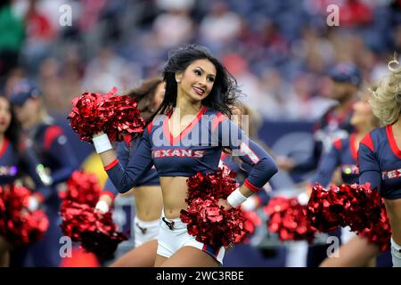 Houston, Texas, USA. Januar 2024. Ein Houston Texans Cheerleader tritt vor dem AFC Wild Card Playoff Spiel zwischen den Houston Texans und den Cleveland Browns am 13. Januar 2024 im NRG Stadium in Houston, Texas, auf. (Kreditbild: © Erik Williams/ZUMA Press Wire) NUR REDAKTIONELLE VERWENDUNG! Nicht für kommerzielle ZWECKE! Stockfoto