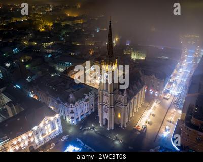 Geheimnisvoller, verrauchter Novi trauriger Blick aus der Luft auf die Kathedrale in der Winternacht, Serbien. Hochwertige Fotos Stockfoto