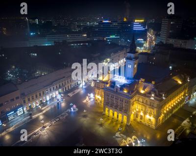 Blick aus der Vogelperspektive auf das Rathaus von Novi Sad in der Winternacht Stockfoto