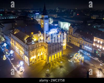 Blick aus der Vogelperspektive auf das Rathaus von Novi Sad in der Winternacht Stockfoto