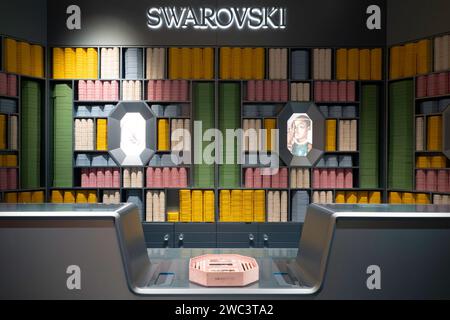 Das Innere des globalen Flagship-Stores von Swarovski bietet eine komplette Produktpalette an Kristallprodukten, New York City, USA, 2024 Stockfoto