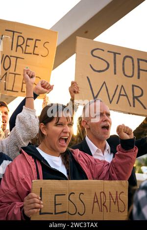 Menschen aus verschiedenen Rassen, die gegen Krieg und Gewalt in der Welt protestieren. Gruppe von Aktivisten Stockfoto